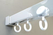 RIEL P/ CORTINA DE BAÑO CON 12 CARROS Y SOP. PARA PARED 1,5 MTS --